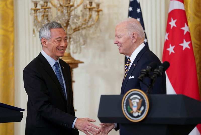&copy; Reuters. バイデン米大統領は２９日、シンガポールのリー・シェンロン首相とホワイトハウスで会談した。写真はリー・シェンロン首相（左）とバイデン大統領（右）。ワシントンで撮影（２０２２