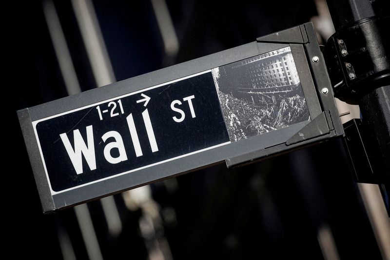 © Reuters. FILE PHOTO: A street sign for Wall Street is seen in the financial district in New York, U.S., November 8, 2021.  REUTERS/Brendan McDermid/File Photo/File Photo