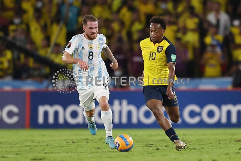 &copy; Reuters. Fútbol - Copa del Mundo - Clasificatorias Sudamericanas - Ecuador vs Argentina - Estadio Monumental Banco Pichincha, Guayaquil, Ecuador - 29 de marzo de 2022. Renato Ibarra de Ecuador en acción con Alexis Mac Allister de Argentina. Pool via REUTERS/Jos