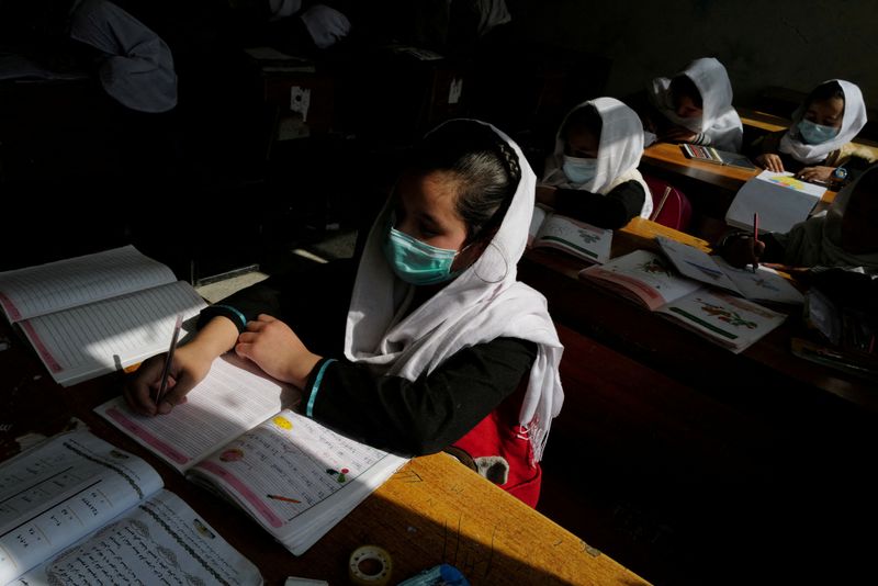 © Reuters. فتيات يحضرن حصة دراسية في كابول يوم 25 أكتوبر تشرين الأول 2021. تصوير:زهرة بن سمرة-رويترز.