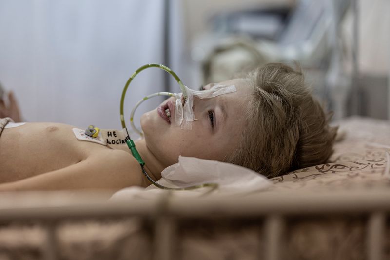 &copy; Reuters. Dima, un niño de tres años herido durante el bombardeo de la ciudad ucraniana de Mariúpol, yace en la cama de un hospital de menores durante la invasión rusa de Ucrania en Zaporiyia, Ucrania, el 29 de marzo de 2022. REUTERS/Marko Djurica
