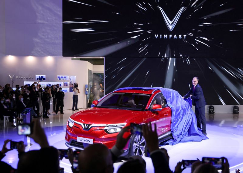 © Reuters. FILE PHOTO: VinFast Global CEO Michael Lohscheller unveils the VinFast E35 SUV during the Vietnamese car company's EV global premiere during the 2021 LA Auto Show in Los Angeles, California, U.S. November, 17, 2021. REUTERS/Mike Blake/File Photo