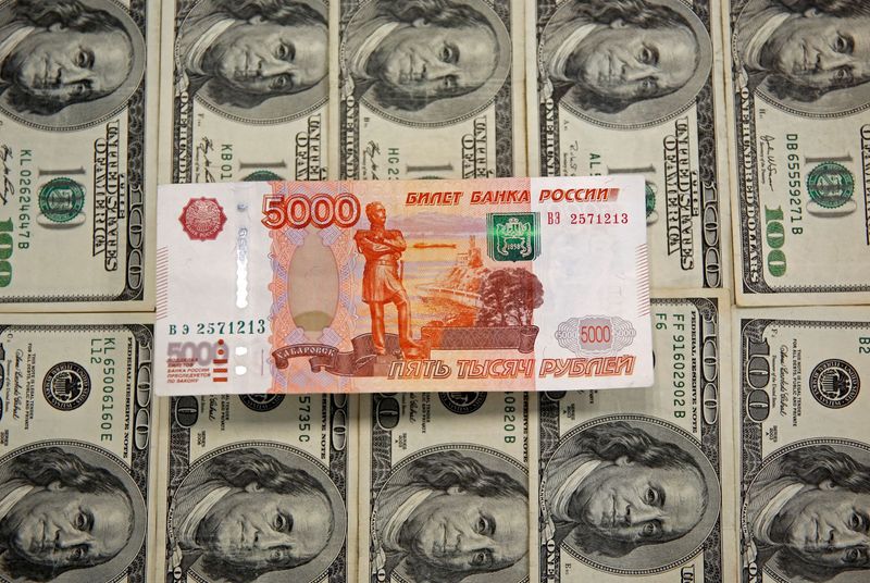 &copy; Reuters. الروبل الروسي على خلفية الدولار الأمريكي في صورة من أرشيف رويترز.
