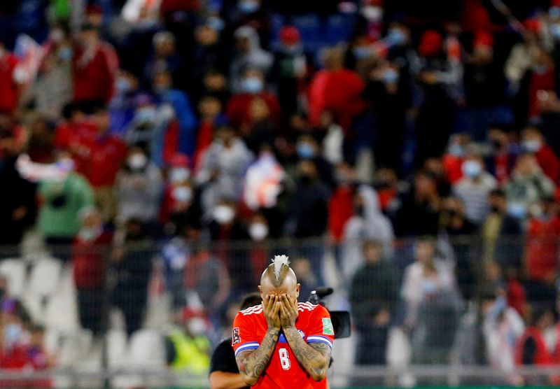 &copy; Reuters. لاعب منتخب تشيلي أرتورو فيدال بعد انتهاء مباراة فريقه أمام أوروجواي يوم الثلاثاء في سانتياجو. صورة لرويترز من ممثل لوكالات الأنباء. 