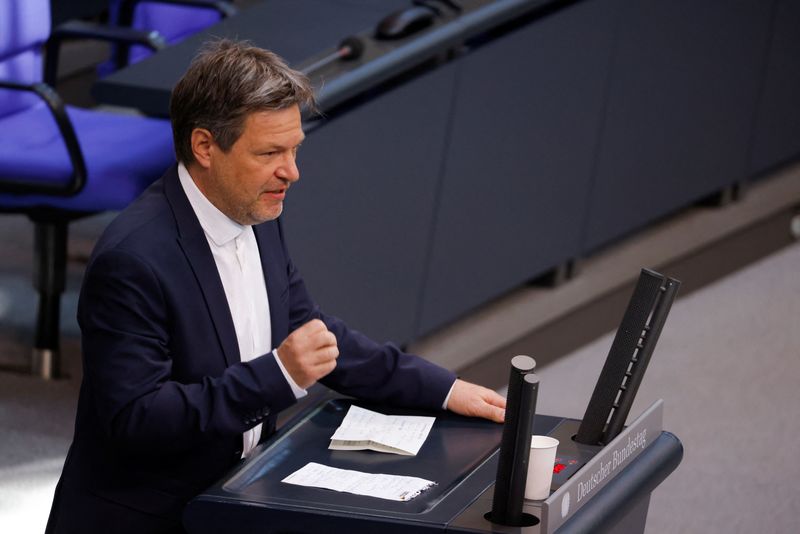 &copy; Reuters. FOTO DE ARCHIVO: El ministro de Economía y vicecanciller alemán, Robert Habeck, habla en el salón de plenos de la Cámara Baja del Parlamento alemán, o Bundestag, durante un debate sobre el presupuesto federal en Berlín, Alemania, el 24 de marzo de 2