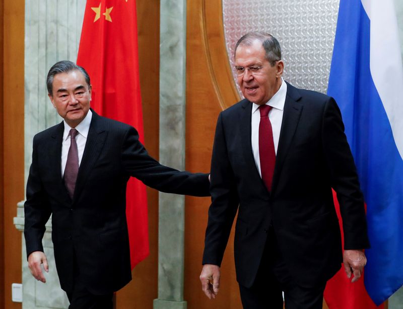 &copy; Reuters. FOTO DE ARCHIVO: El ministro de Asuntos Exteriores ruso, Serguéi Lavrov, y el ministro de Asuntos Exteriores chino, Wang Yi, se reúnen en Sochi, Rusia, el 13 de mayo de 2019. Pavel Golovkin/Pool vía REUTERS