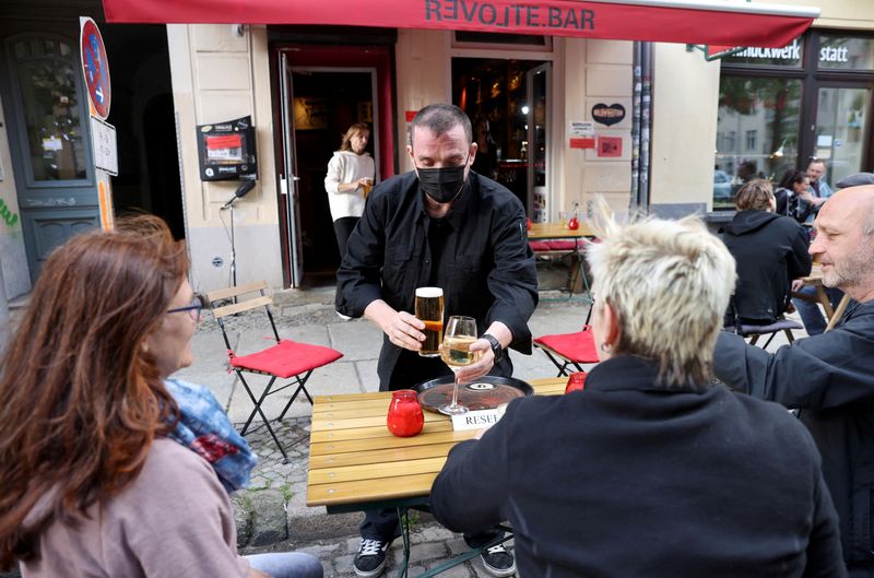 &copy; Reuters. FILE PHOTO: Michael Hanschke of Revolte bar serves customers in Berlin, Germany, May 21, 2021. REUTERS/Christian Mang