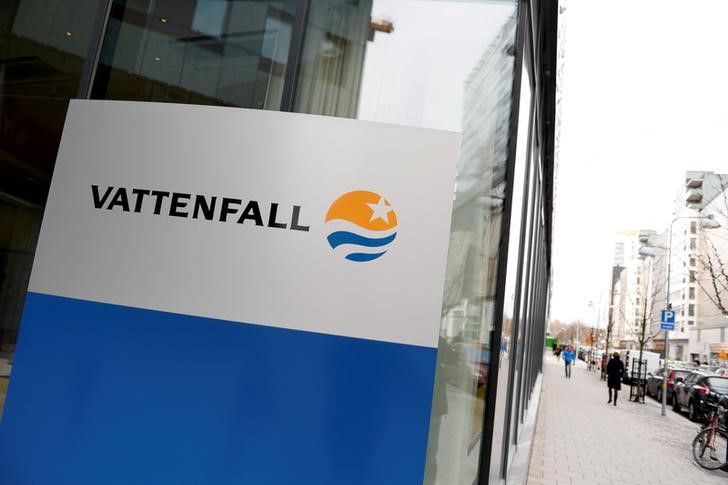 © Reuters. Vattenfall logo is seen on its headquaters in Stockholm, Sweden April 18, 2016.  Pontus Lundahl/TT News Agency/File Photo via REUTERS  
