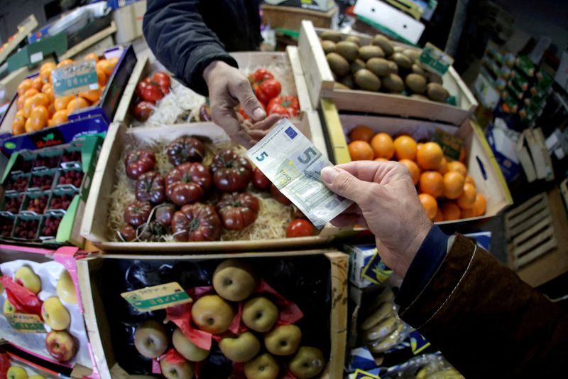 &copy; Reuters. FILE PHOTO: A shopper pays with a euro bank note in a market in Nice, France, April 3, 2019. REUTERS/Eric Gaillard