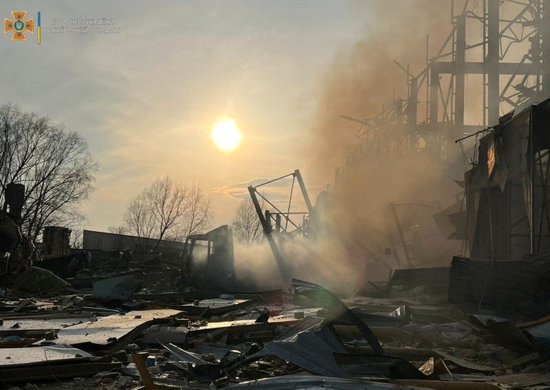 &copy; Reuters. مستودع للأغذية لحق به الدمار قرب العاصمة كييف أثناء القصف الروسي يوم الأربعاء. صورة لرويترز من خدمة الطوارئ الأوكرانية.