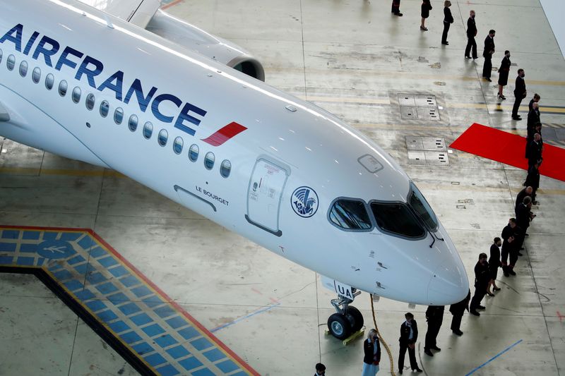 &copy; Reuters. FILE PHOTO: Air France employees stand around the first Air France airliner's Airbus A220 during a ceremony in the Air France hangar at Paris Charles de Gaulle airport in Roissy near Paris, France, September 29, 2021. REUTERS/Gonzalo Fuentes