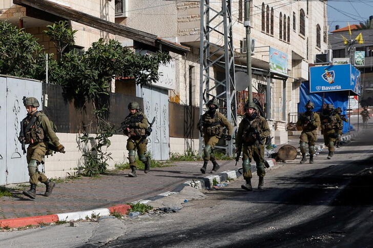 &copy; Reuters. Soldados israelíes patrullan la ciudad cisjordana de Yenín. 30 marzo 2022. REUTERS/Mohamad Torokman