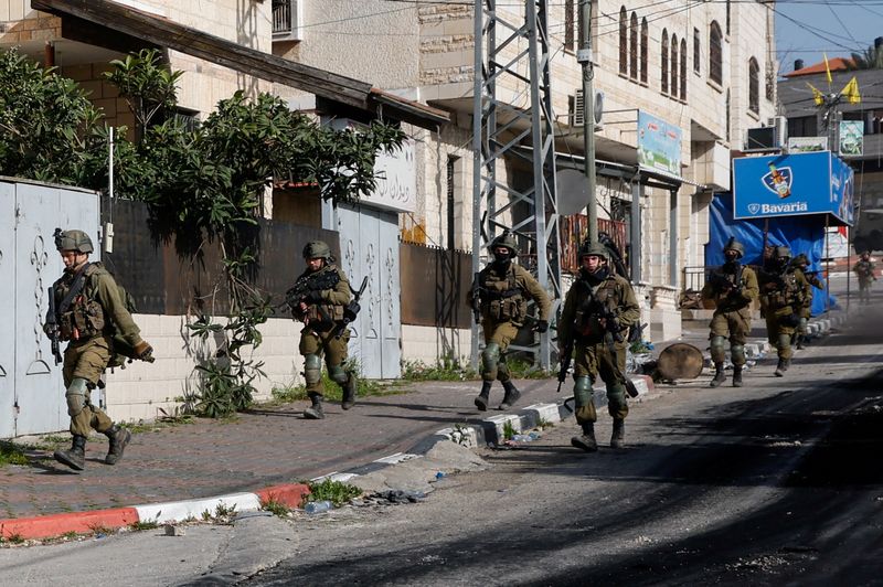 &copy; Reuters. جنود إسرائيليون خلال مداهمة لجنين بالضفة الغربية المحتلة يوم الخميس. تصوير محمد تركمان- رويترز.