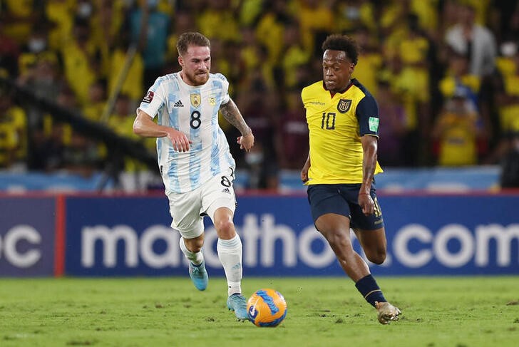 © Reuters. Foto del martes del ecuatoriano Renato Ibarra en acción ante el argentino Alexis Mac Allister 
March 29, 2022 
Pool via REUTERS/Jose Jacome