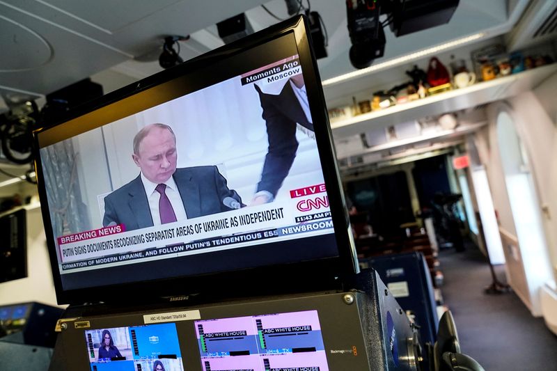 &copy; Reuters. FOTO DE ARCHIVO: El presidente ruso, Vladímir Putin, aparece en una pantalla en la sala de prensa de la Casa Blanca durante una transmisión televisiva, firmando los documentos que reconocen las zonas separatistas de Ucrania como independientes, en Washi