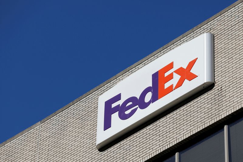 &copy; Reuters. FILE PHOTO: Signage is seen on a FedEx location in Manhattan, New York City, U.S., September 3, 2021. REUTERS/Andrew Kelly