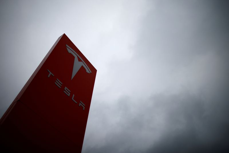 &copy; Reuters. FILE PHOTO: The logo of Tesla is pictured at a dealership in Chambourcy, near Paris, France, December 15, 2021. REUTERS/Gonzalo Fuentes