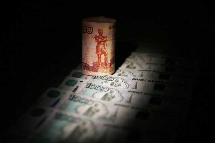 &copy; Reuters. Foto de archivo ilustrativa de billetes de rublos rusos.