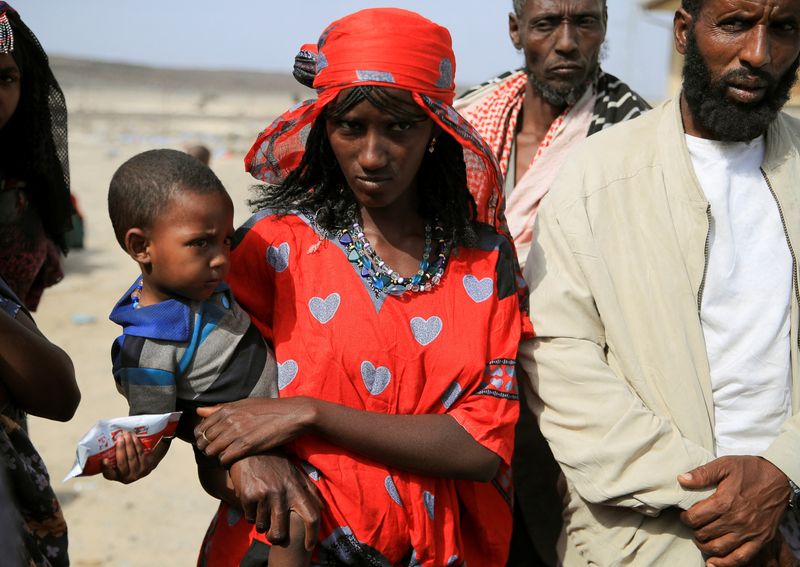 &copy; Reuters. Desplazados internos que huyeron de sus hogares en Berhale debido a los enfrentamientos entre las Fuerzas Especiales de Afar y el Frente Popular de Liberación de Tigray (TPLF) se paran cerca de un complejo improvisado, en la ciudad de Afdera, Etiopía, e