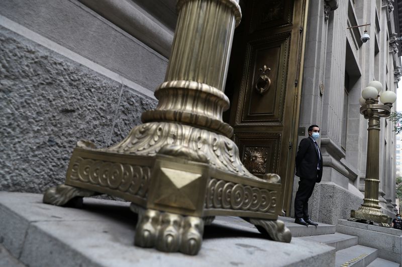 &copy; Reuters. Segurança controla a entrada da sede do Banco Central do Chile, em Santiago
16/03/2021
REUTERS/Ivan Alvarado