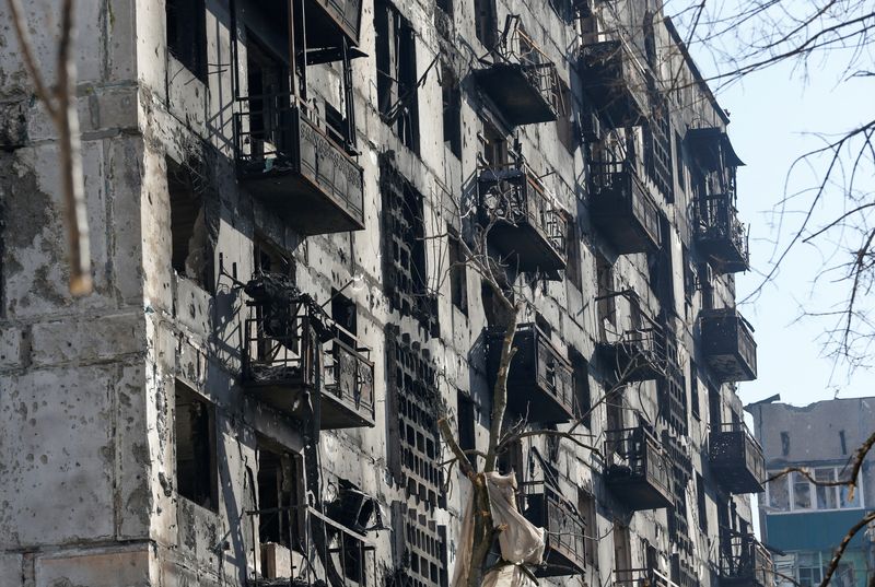 &copy; Reuters. منظر عام لمبنى لحق به ضرر جراء القصف الروسي الأوكراني في مدينة ماريوبول يوم 28 مارس آذار 2022. تصوير: الكسندر إرموشينكو - رويترز.