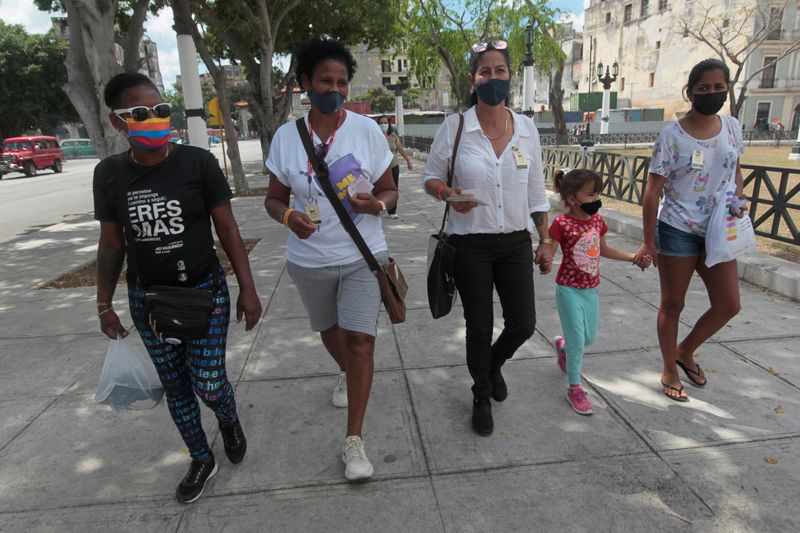 &copy; Reuters. Ativistas dos direitos LGBT fazem campanha em rua de Havana
23/03/022
REUTERS/Stringer