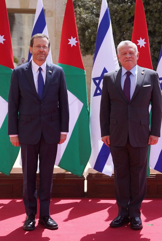 &copy; Reuters. العاهل الأردني الملك عبد الله الثاني يقف إلى جانب الرئيس الإسرائيلي إسحق هرتزوج في عمان في الأردن يوم الأربعاء. صورة لرويترز من الديوان الم