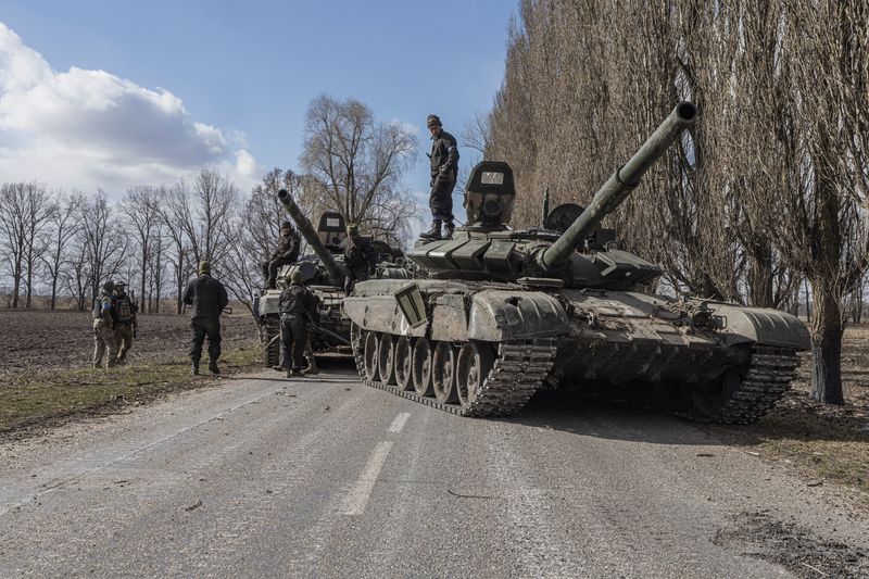 &copy; Reuters. جندي أوكراني داخل دبابة روسية تم الاستيلاء عليها بعد قتال القوات الروسية في قرية  لوكيانيفكا  خارج مدينة كييف في 27 مارس آذار 2022. تصوير:  ماركو
