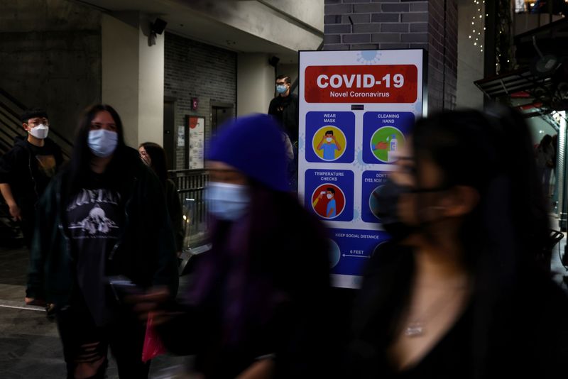 &copy; Reuters. People walk with protective face masks, amid the coronavirus disease (COVID-19) pandemic, in the Koreatown section of Los Angeles, California, U.S., January 29, 2022. REUTERS/Shannon Stapleton