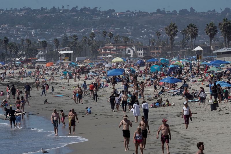 © Reuters. FILE PHOTO: People crowd Ocean Beach in San Diego, California, U.S., ahead of the Fourth of July holiday July 3, 2020.  REUTERS/Bing Guan/File Photo