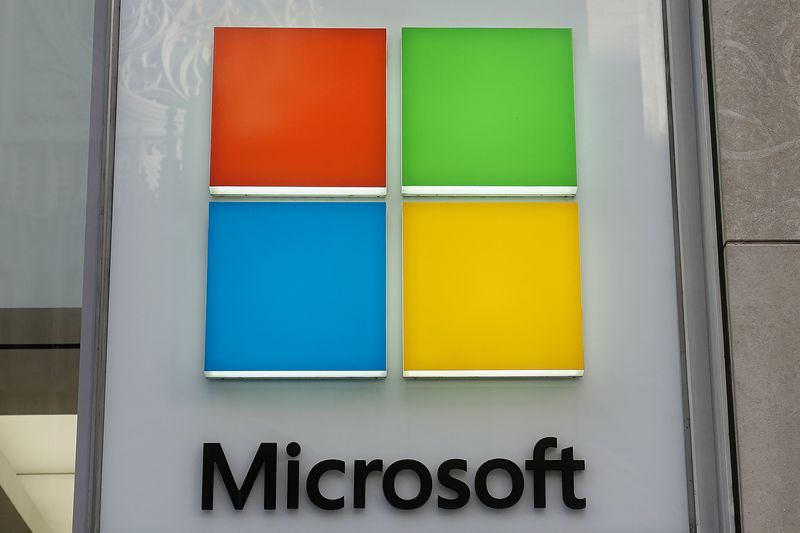 © Reuters. FILE PHOTO: A Microsoft logo is pictured on a store in the Manhattan borough of New York City, New York, U.S., January  25, 2021. REUTERS/Carlo Allegri/File Photo