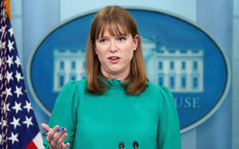 © Reuters. White House Director of Communications Kate Bedingfield speaks during a press briefing at the White House in Washington, U.S., March 30, 2022.REUTERS/Kevin Lamarque