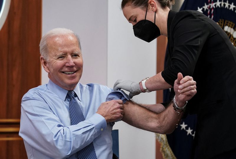 © Reuters. U.S. President Joe Biden receives a second coranavirus disease (COVID-19) booster vaccination after delivering remarks on COVID-19 in the Eisenhower Executive Office Building’s South Court Auditorium at the White House in Washington, U.S., March 30, 2022. REUTERS/Kevin Lamarque