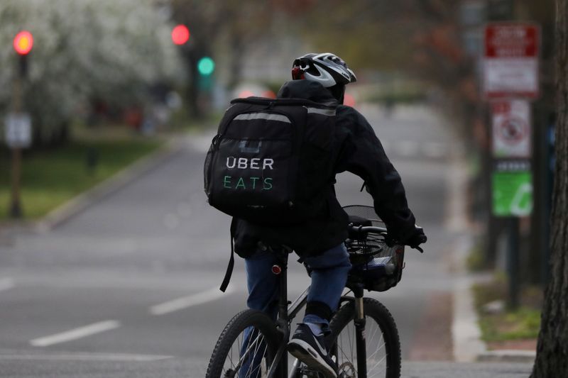 &copy; Reuters. An Uber Eats bicyclist makes a delivery during the coronavirus outbreak, in the U.S. Capitol Hill neighborhood in Washington, U.S. April 1, 2020.  REUTERS/Jonathan Ernst