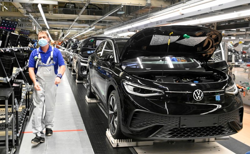 © Reuters. Funcionário técnico trabalha na linha de produção do carro elétrico Volkswagen modelo ID.5 em Zwickau, Alemanha
27/01/2022
REUTERS/Matthias Rietschel/File Photo