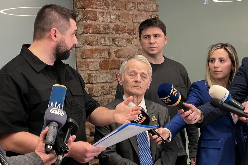 &copy; Reuters. المفاوض الأوكراني ديفيد أراكخميا وأعضاء الوفد الأوكراني يتحدث لوسائل الإعلام بعد اجتماع مع المفاوضين الروس في اسطنبول بتركيا يوم 29 مارس آذ