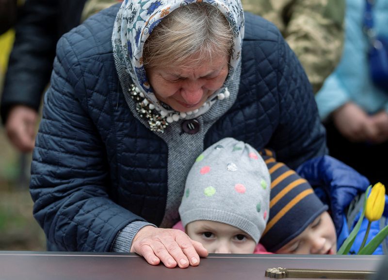 &copy; Reuters. Maria, wife of a Ukrainian soldier Vasyl Vekliuk, 59, who died in a shelling near Popasna in the Luhansk region, amid Russia's invasion of Ukraine, attends his funeral in Stebnyk, Lviv region, Ukraine, March 30, 2022. REUTERS/Viacheslav Ratynskyi