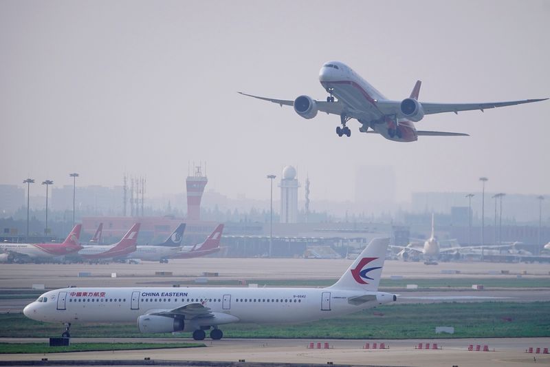 &copy; Reuters. 　中国の３大航空会社が３月３０日発表した２０２１年第４・四半期決算は赤字幅が拡大し、通年では新型コロナウイルス流行を背景に２年連続の赤字となった。２０２０年６月、上海の空