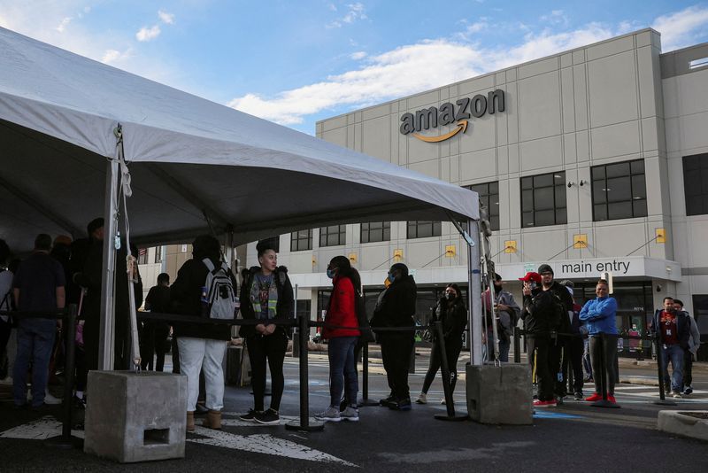 © Reuters. FILE PHOTO: Workers stand in line to cast ballots for a union election at Amazon's JFK8 distribution center, in the Staten Island borough of New York City, U.S., March 25, 2022.  REUTERS/Brendan McDermid./File Photo