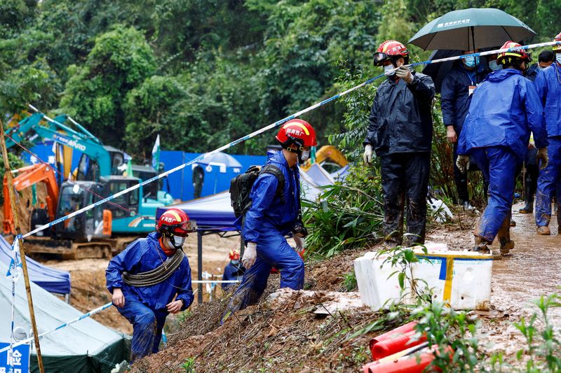 &copy; Reuters. FILE PHOTO: rescue workers work at the site where a China Eastern Airlines Boeing 737-800 plane flying from Kunming to Guangzhou crashed, in Wuzhou, Guangxi Zhuang Autonomous Region, China March 24, 2022. REUTERS/Carlos Garcia Rawlins/File Photo