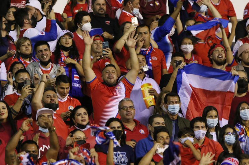 &copy; Reuters. جمهور كوستاريكا أثناء المباراة أمام الولايات المتحدة في الجولة الأخيرة من تصفيات أمريكا الشمالية والوسطى والكاريبي (الكونكاكاف) يوم الأرب