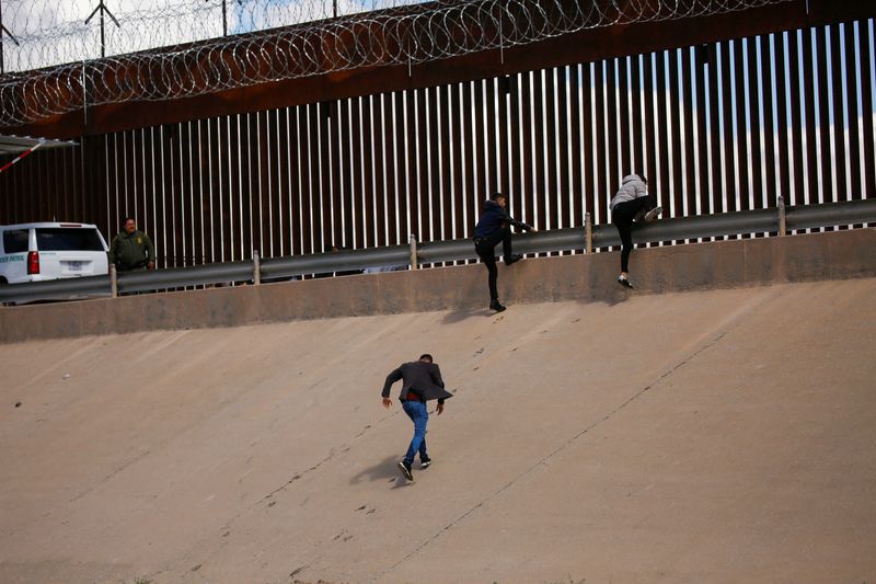 &copy; Reuters. Asylum-seeking migrants walk out of the Rio Bravo river after crossing it to turn themselves in to U.S. Border Patrol agents to request asylum in El Paso, Texas, U.S., as seen from Ciudad Juarez, Mexico March 30, 2022. REUTERS/Jose Luis Gonzalez