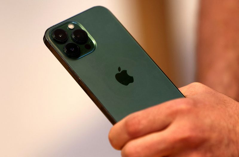 &copy; Reuters. FILE PHOTO: A customers holds the new green colour Apple iPhone 13 pro shortly after it went on sale inside the Apple Store on 5th Avenue in Manhattan in New York City, New York, U.S., March 18, 2022. REUTERS/Mike Segar/