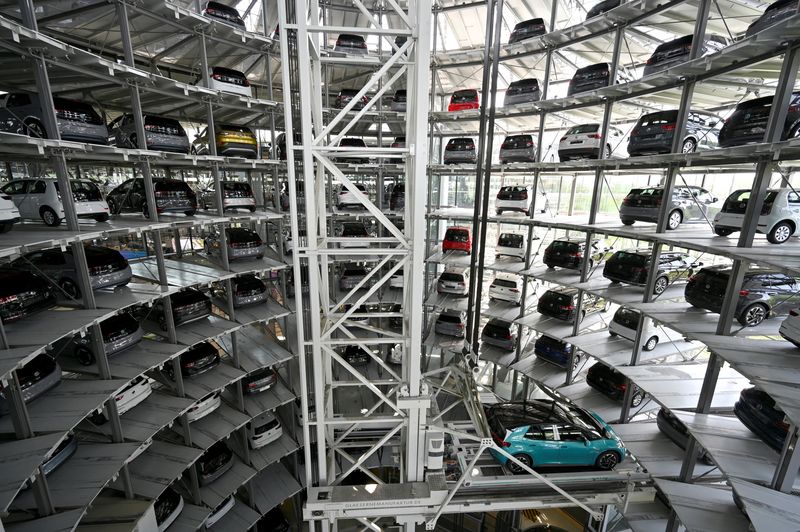 &copy; Reuters. FILE PHOTO: A view of the depot tower of German carmaker Volkswagen in Dresden, Germany, June 8, 2021. REUTERS/Matthias Rietschel/