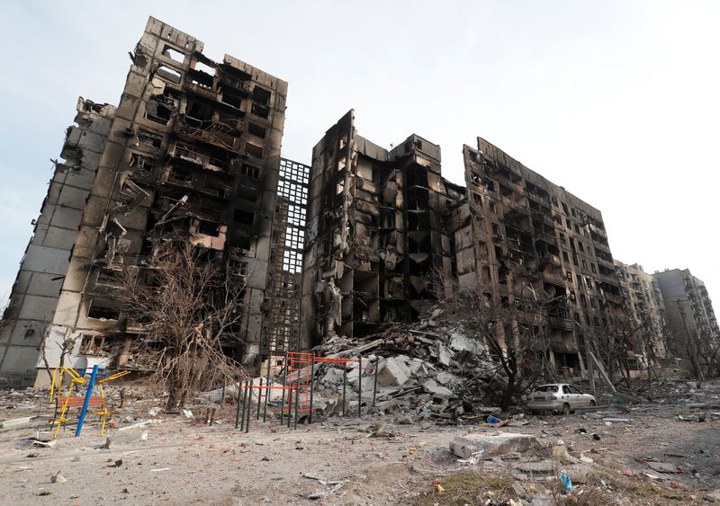 &copy; Reuters. منظر عام لمبنى لحق به ضرر جراء القصف الروسي الأوكراني في مدينة ماريوبول يوم الأربعاء. تصوير: الكسندر إرموشينكو - رويترز.