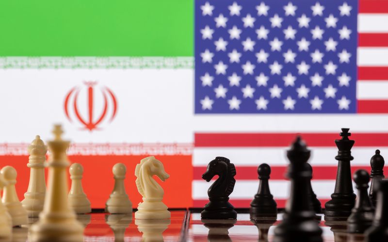 &copy; Reuters. FOTO DE ARCHIVO: Piezas de ajedrez frente a las banderas de Irán y Estados Unidos en esta imagen de ilustración tomada el 26 de enero de 2022. REUTERS/Dado Ruvic