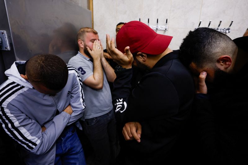 &copy; Reuters. أقارب رجل فلسطيني قتلته القوات الإسرائيلية خلال مداهمة في الضفة الغربية يوم الخميس. تصوير: محمد تركمان - رويترز. 