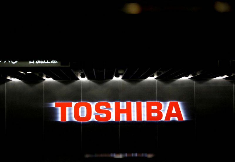 &copy; Reuters. FILE PHOTO: Toshiba Corp's logo is seen at the company's facility in Kawasaki, Japan June 10, 2021. REUTERS/Kim Kyung-Hoon