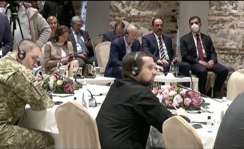 &copy; Reuters. FOTO DE ARCHIVO: El multimillonario ruso Roman Abramóvich escucha mientras el presidente turco Tayyip Erdogan se dirige a los negociadores rusos y ucranianos antes de sus conversaciones cara a cara en Estambul, Turquía el 29 de marzo de 2022 en esta cap