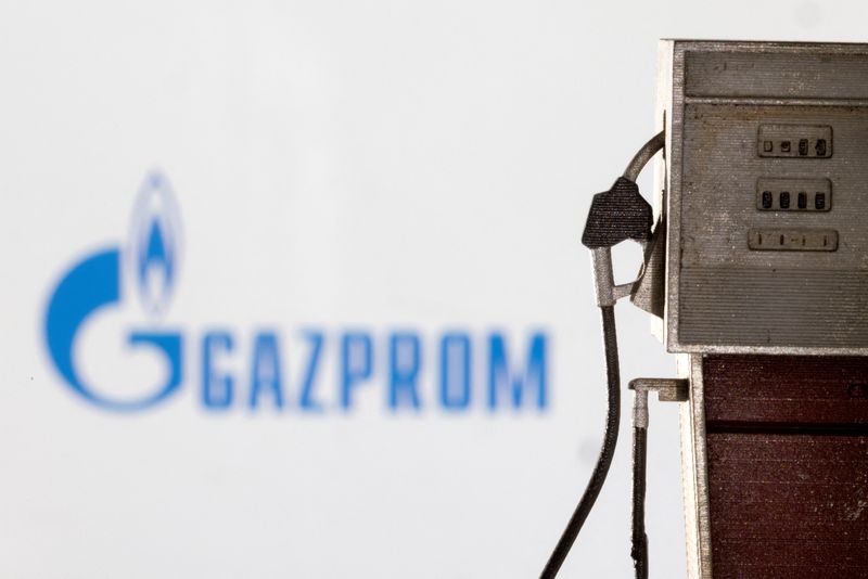 &copy; Reuters. FOTO DE ARCHIVO: Un modelo a escala de una bomba de gasolina frente al logotipo de Gazprom en esta imagen de ilustración tomada el 25 de marzo de 2022. REUTERS/Dado Ruvic